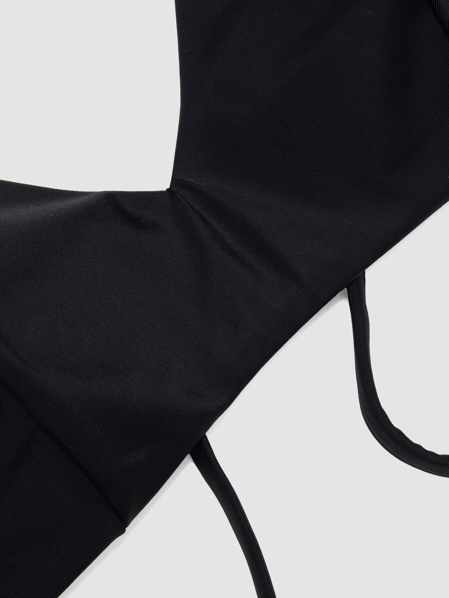 Top bikini a triangolo nero con imbottitura removibile_5