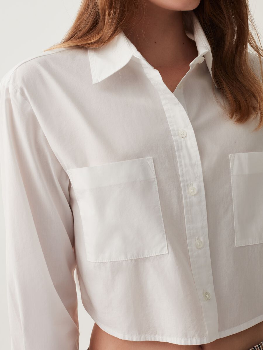 Camicia cropped con tasche_3
