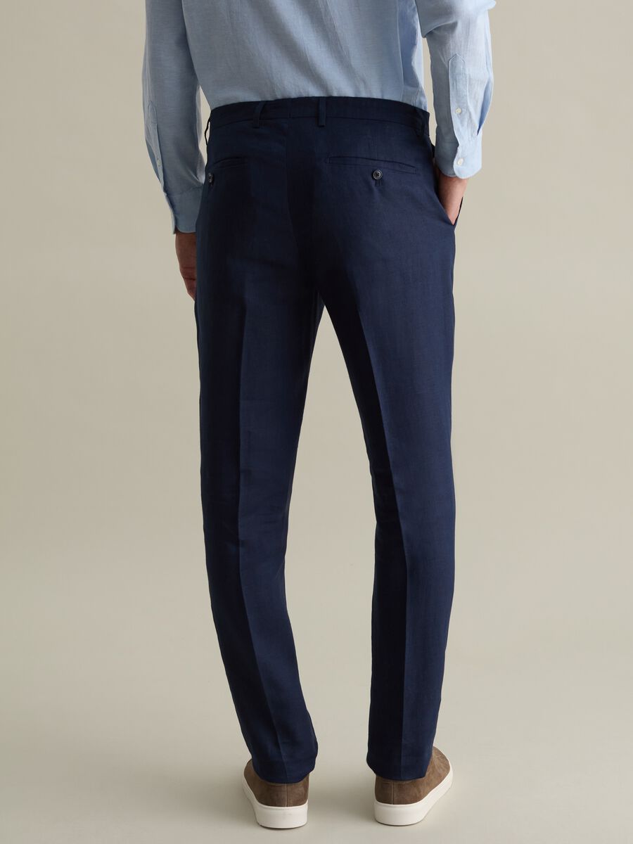 Contemporary slim-fit trousers in linen_3