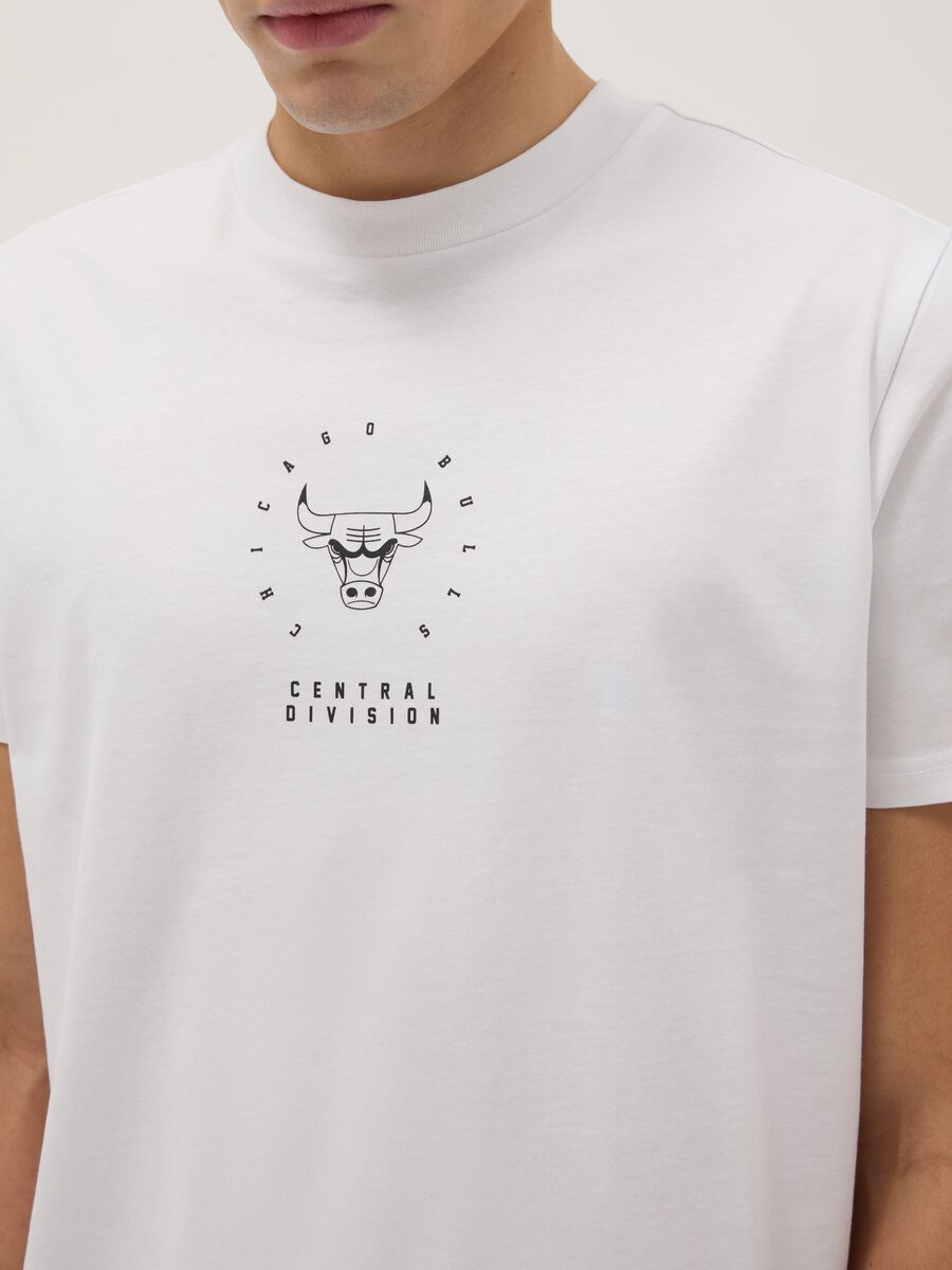 White pure cotton regular fit T-shirt with Chicago Bulls logo_3