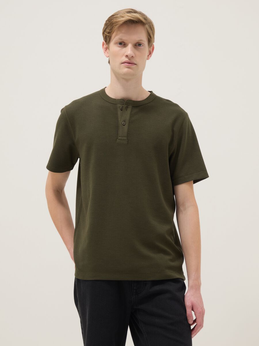 T-shirt a maniche corte verde regular fit con collo serafino_0
