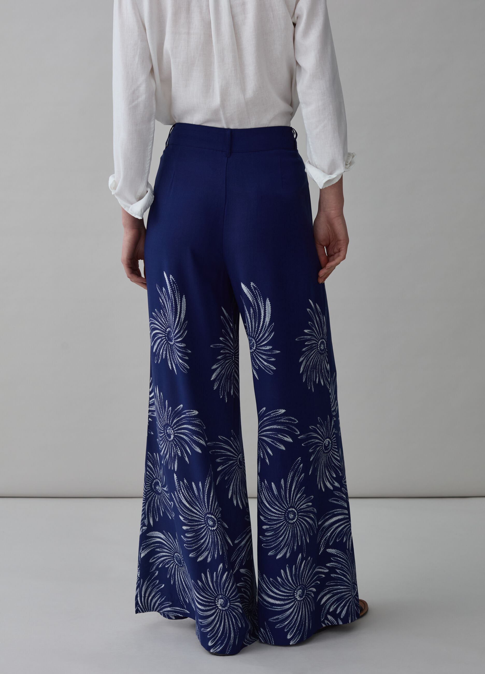 Pantalone flare fit in viscosa con stampa