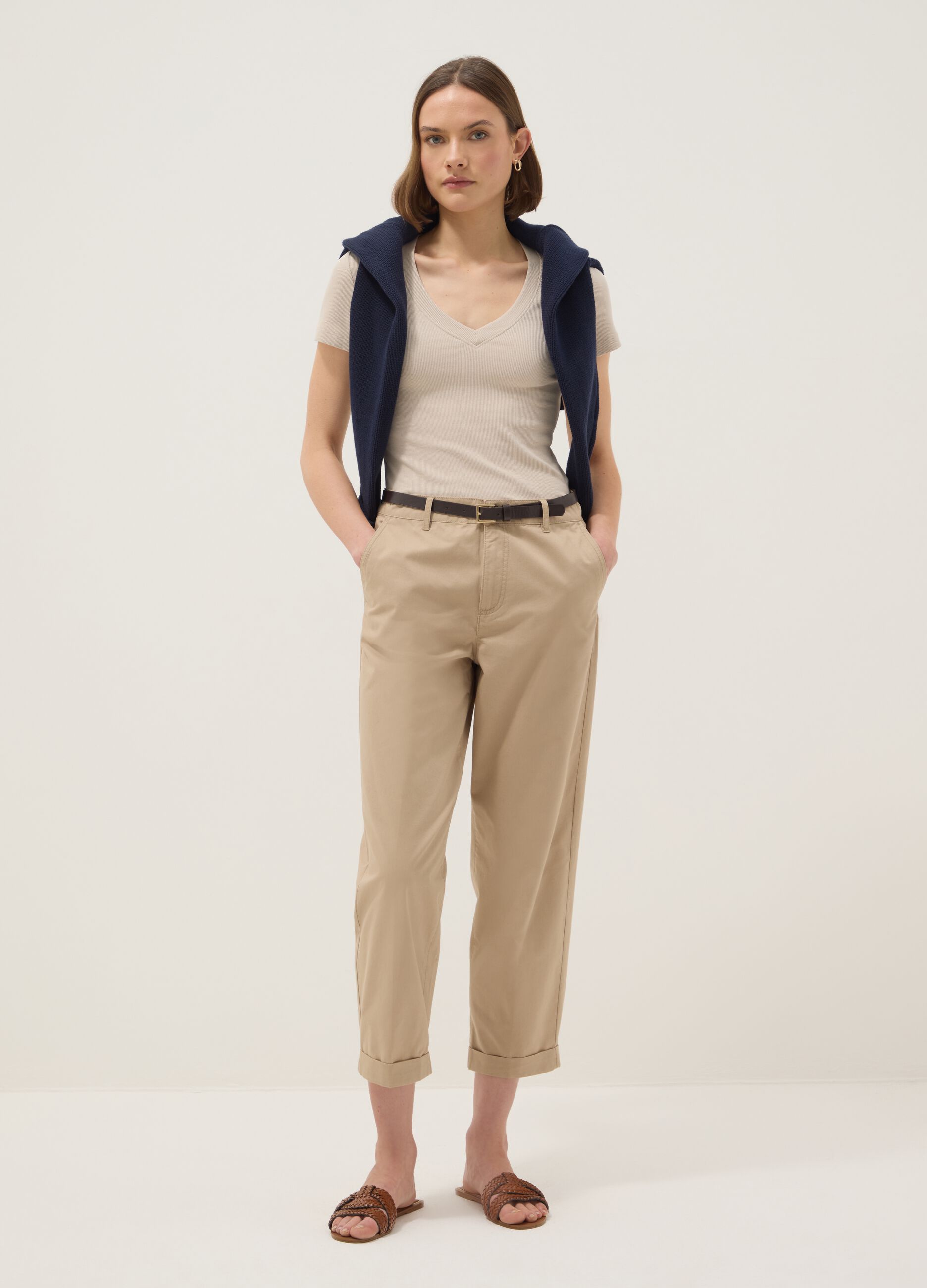 T-shirt in cotone elasticizzato beige regular fit deep V