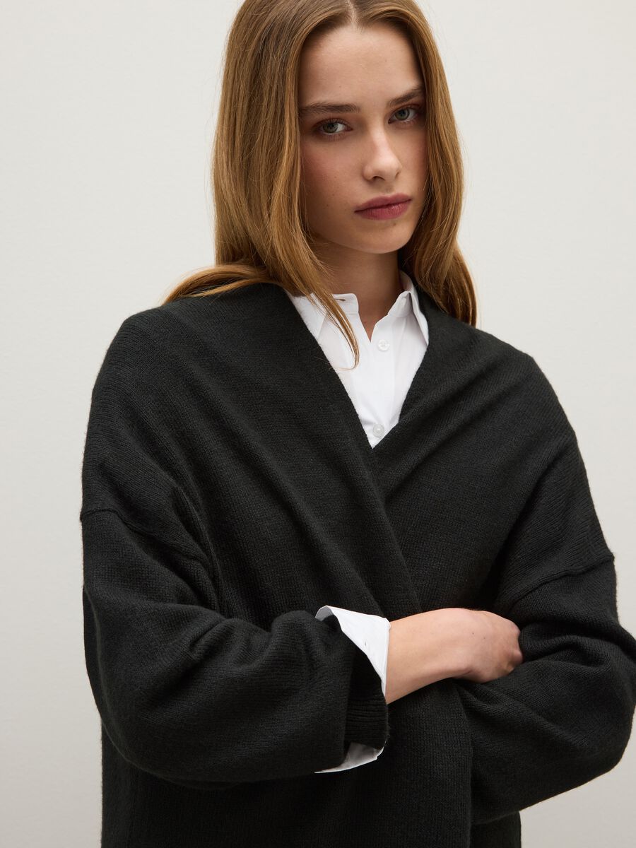 Cardigan lungo nero e vestibilità over_3
