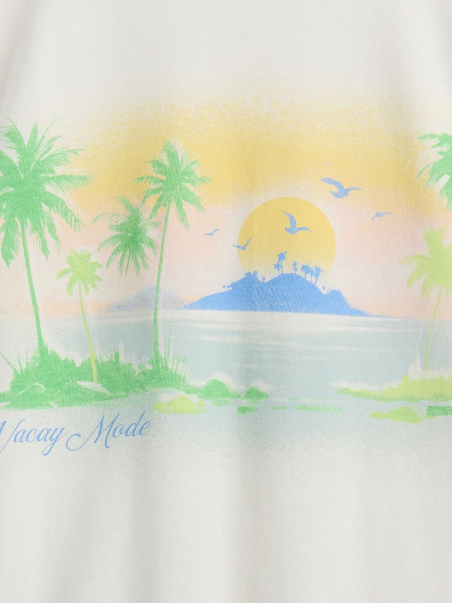 White T-shirt with tropical print_3
