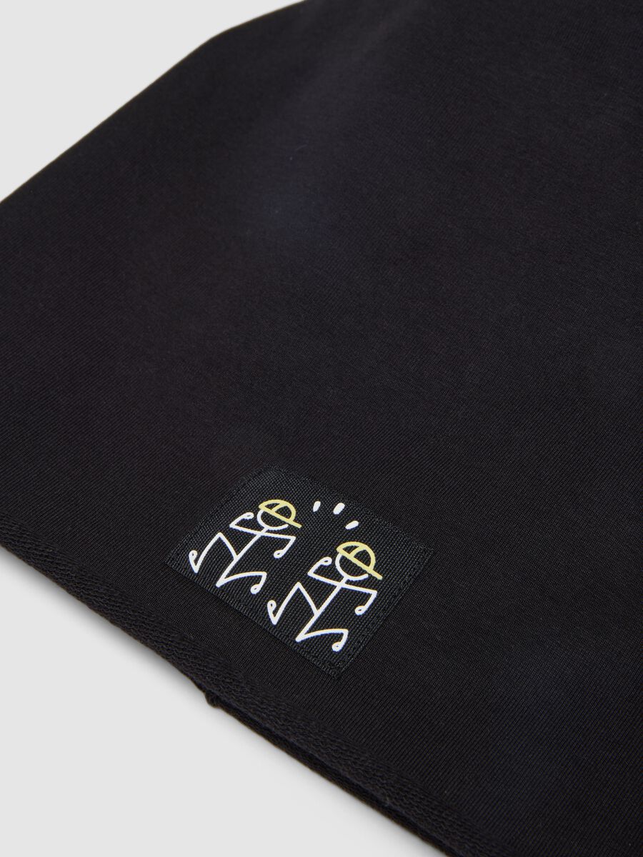 Beanie in cotone elasticizzato nero da bambino con omini stilizzati_2