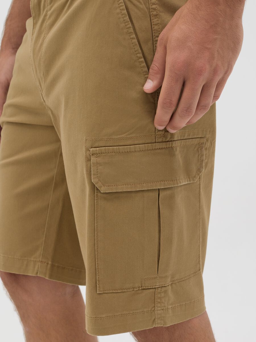 Bermuda da uomo marrone regular fit con tasche cargo_3