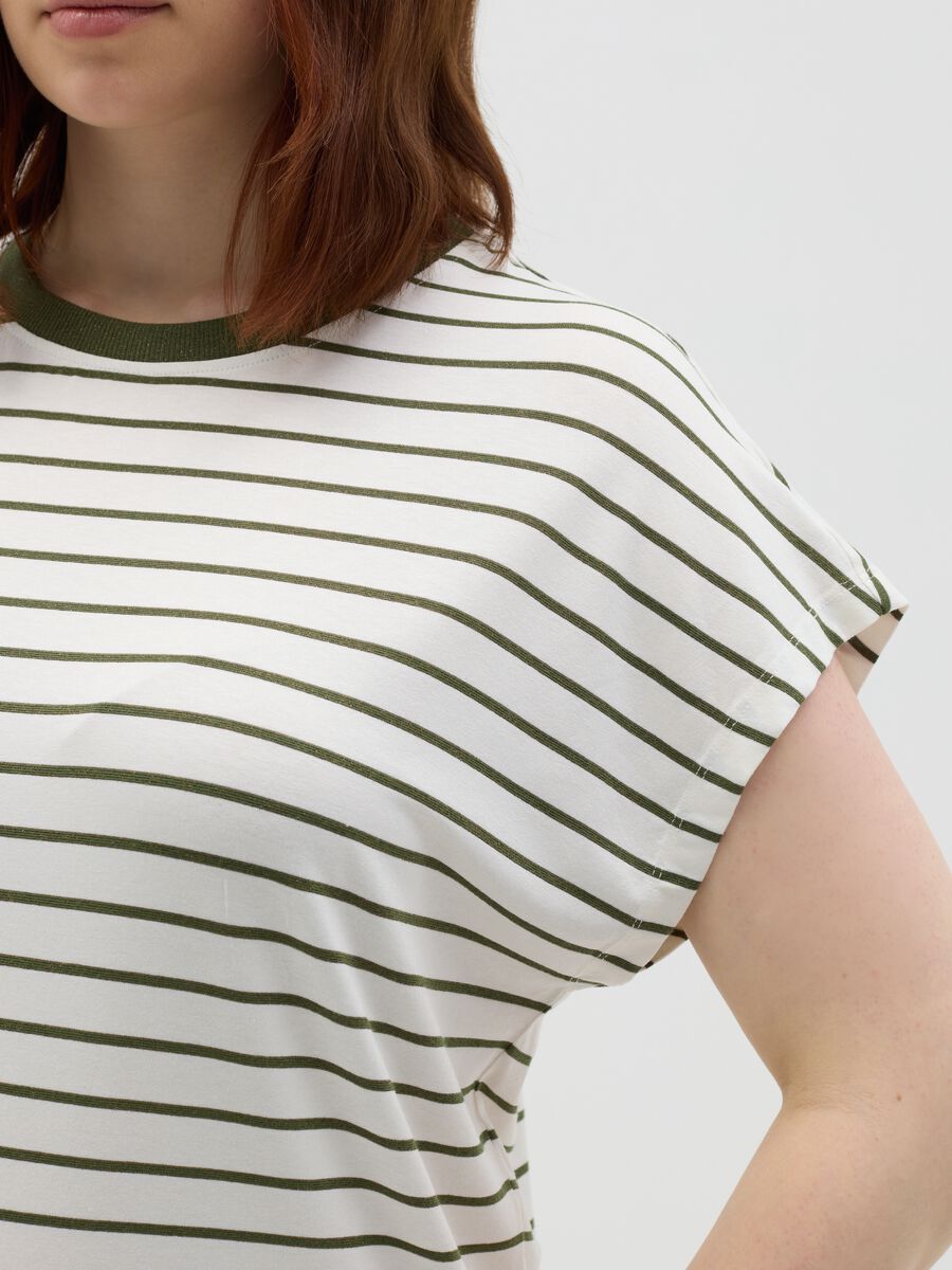 Curvy T-shirt with white and green stripes_3
