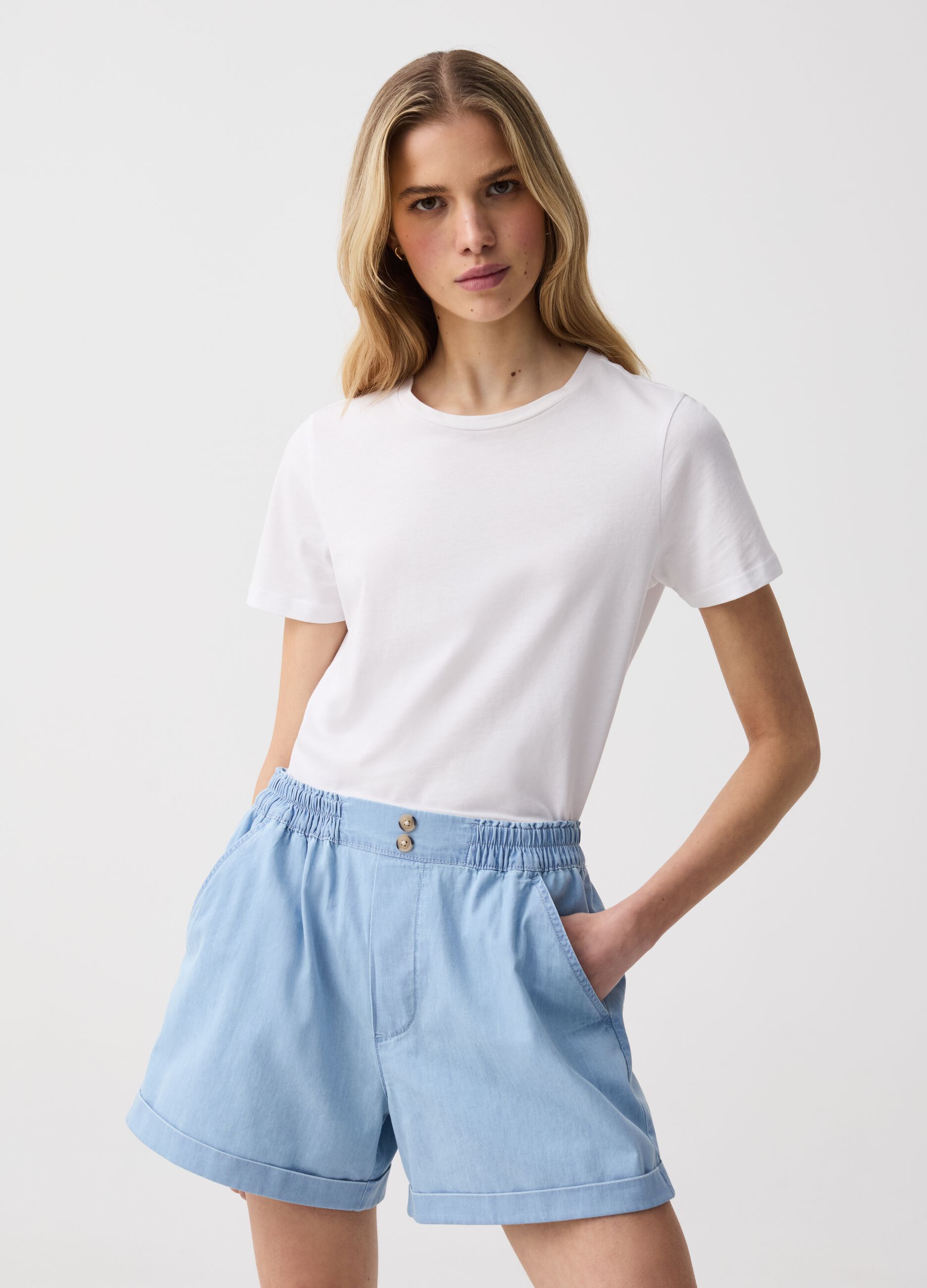 Fluid denim shorts with pockets