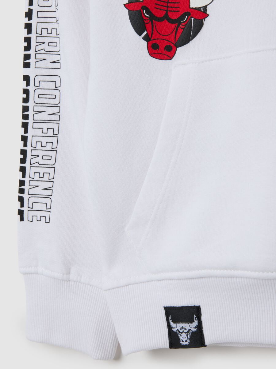 Kids' white pure cotton hoodie regular fit with Chicago Bulls logo_3
