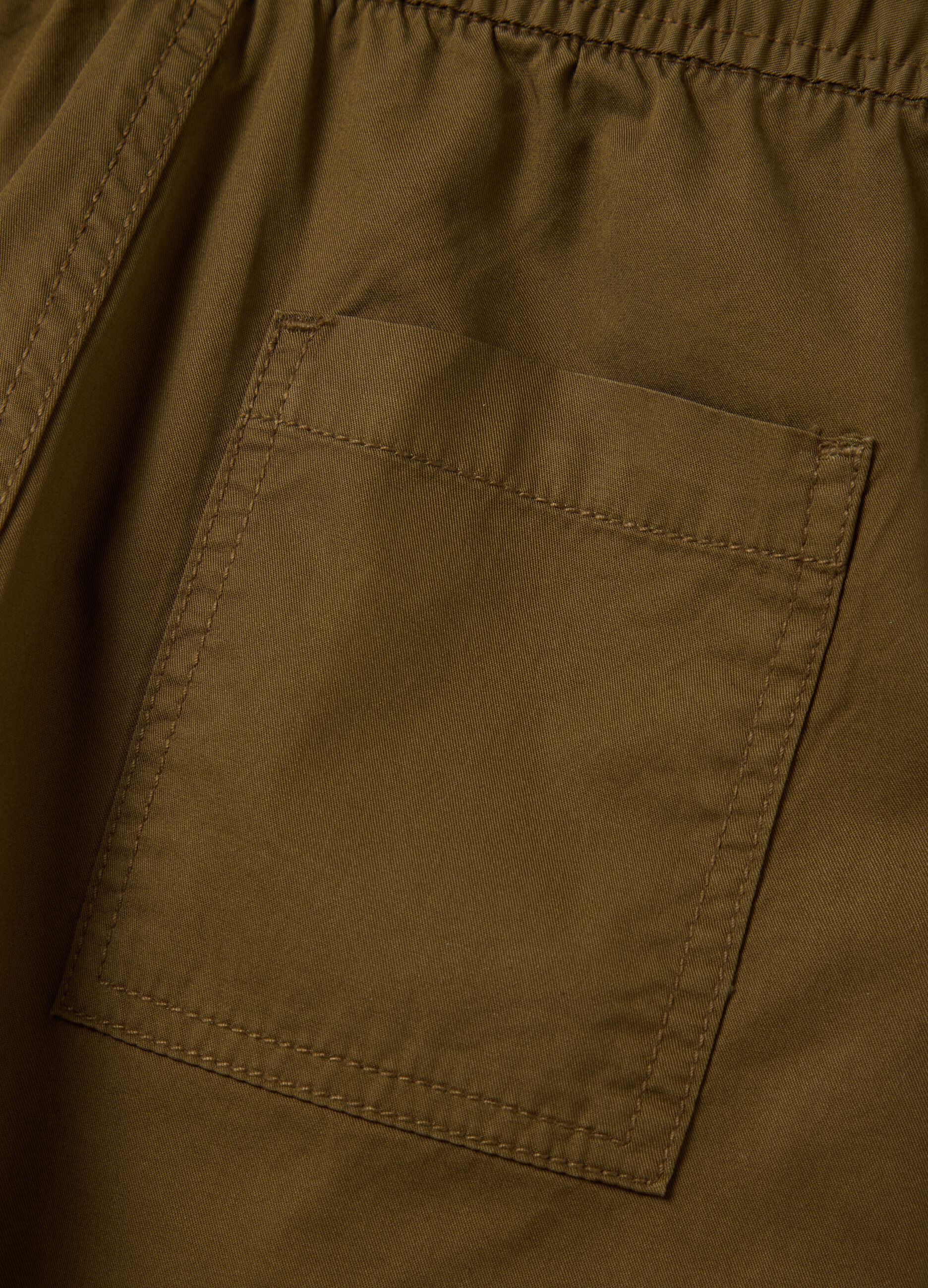 Boys’ shorts in 100% brown cotton with regular fit and cargo pockets