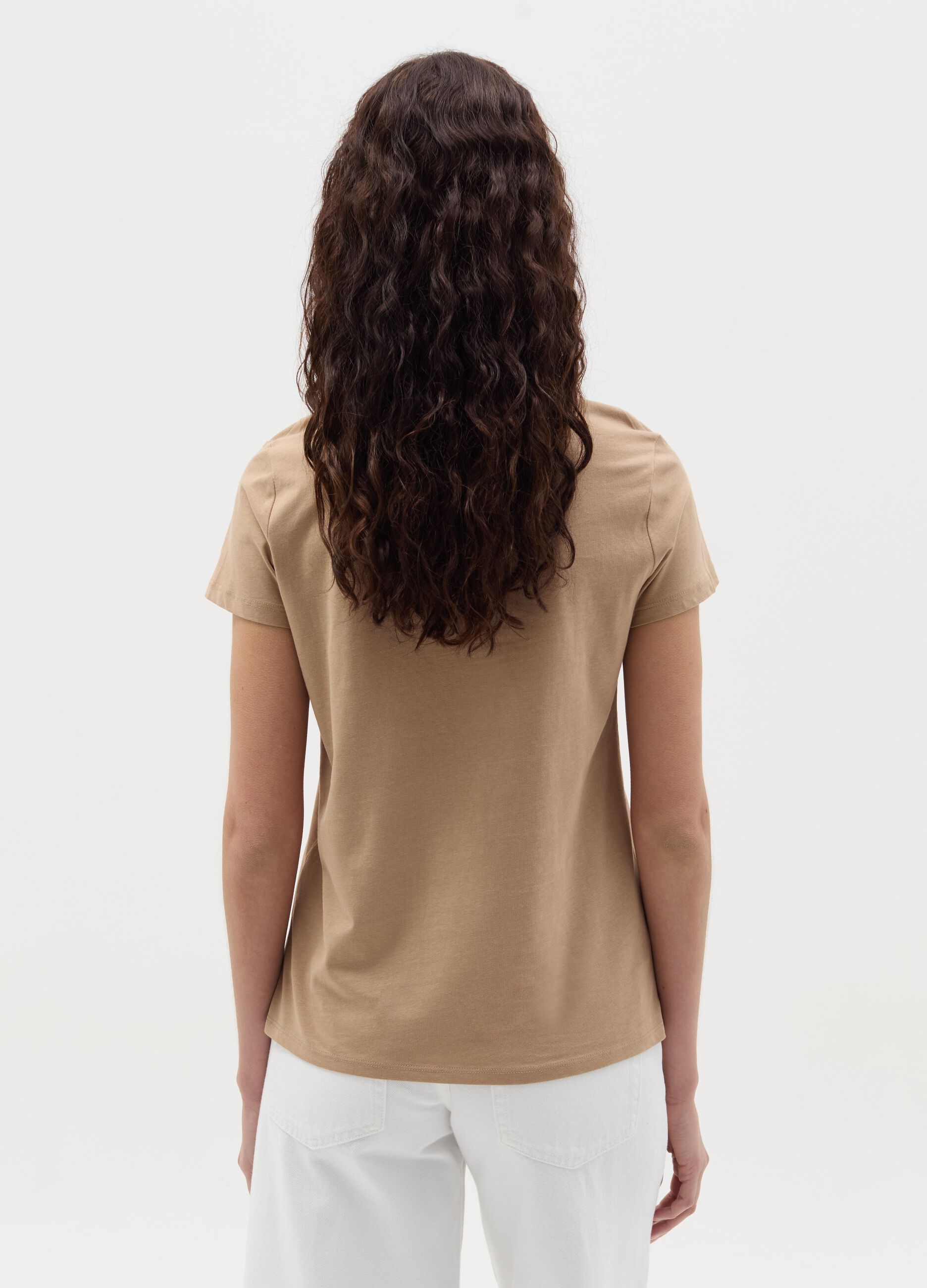 T-shirt with V neck and application