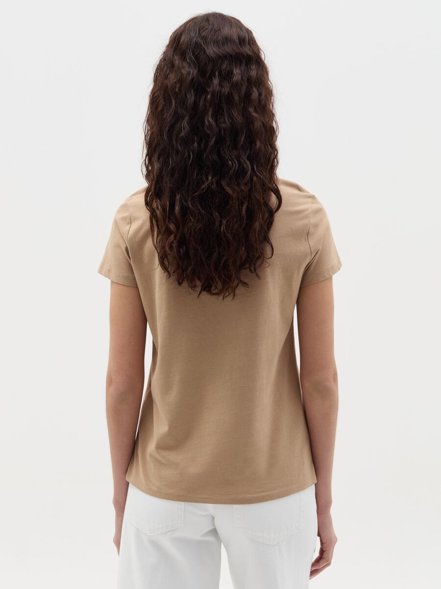T-shirt with V neck and application_3