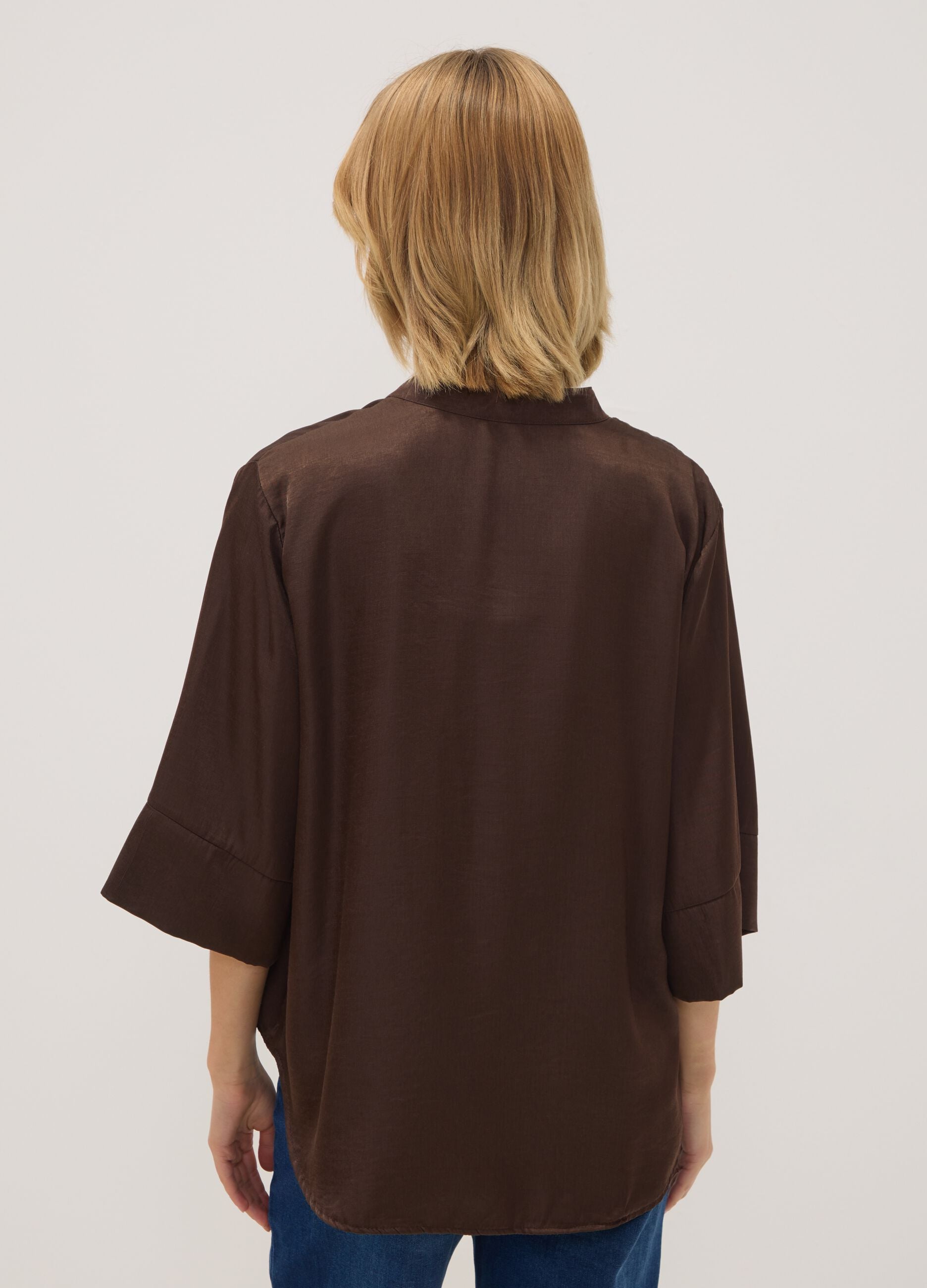 Blusa marrone in misto viscosa regular fit con collo coreano
