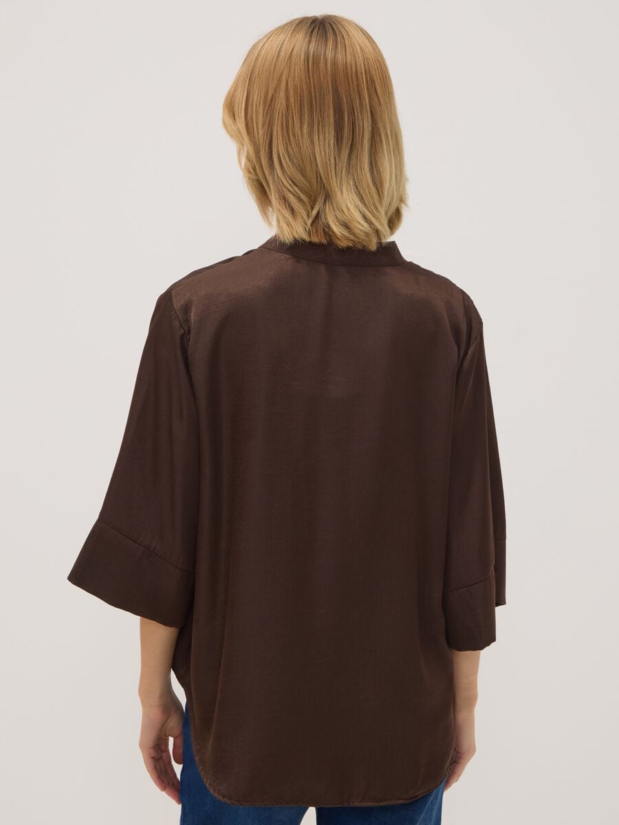 Blusa marrone in misto viscosa regular fit con collo coreano_3