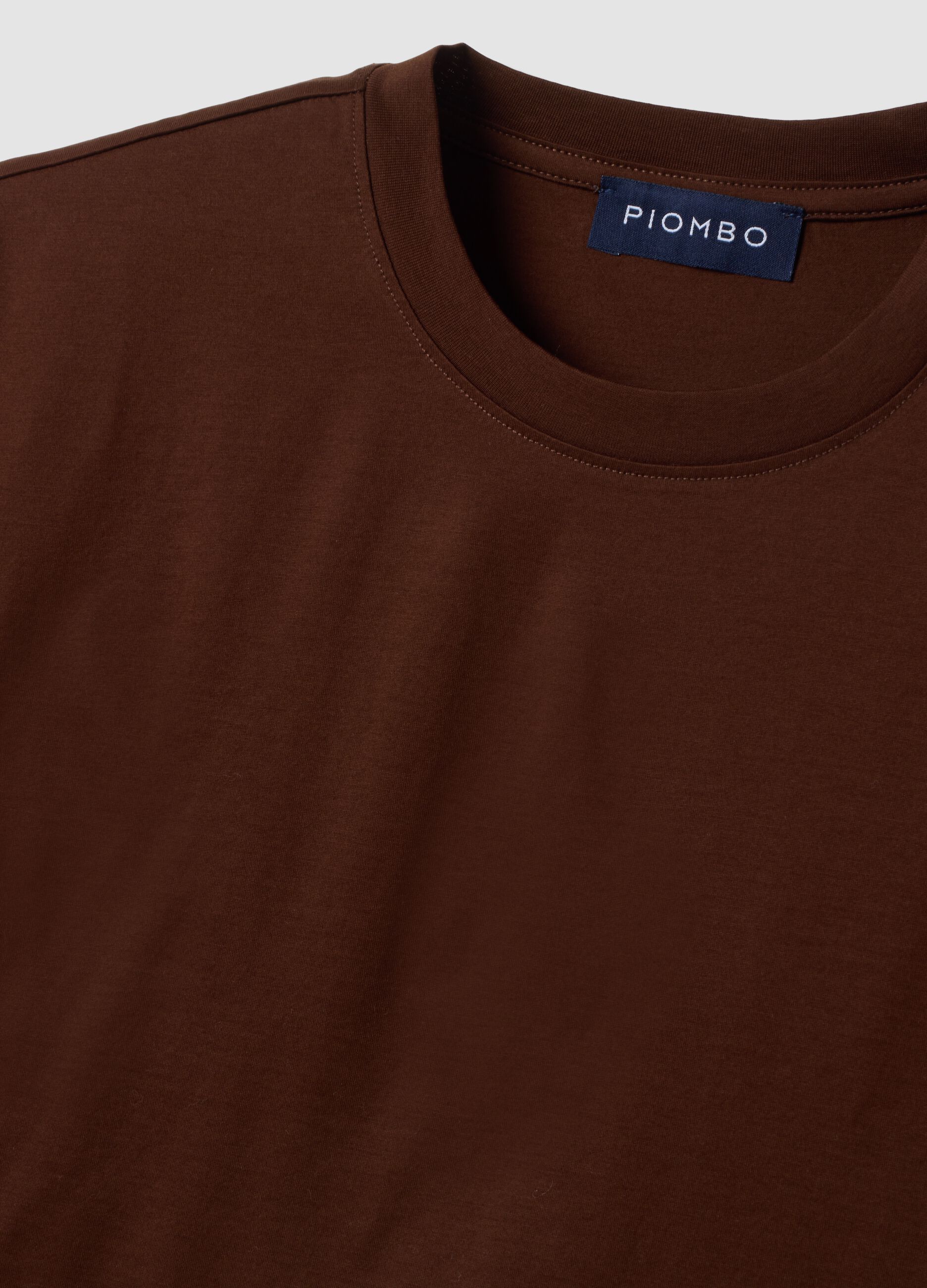 T-shirt marrone in jersey di puro cotone con girocollo relaxed fit