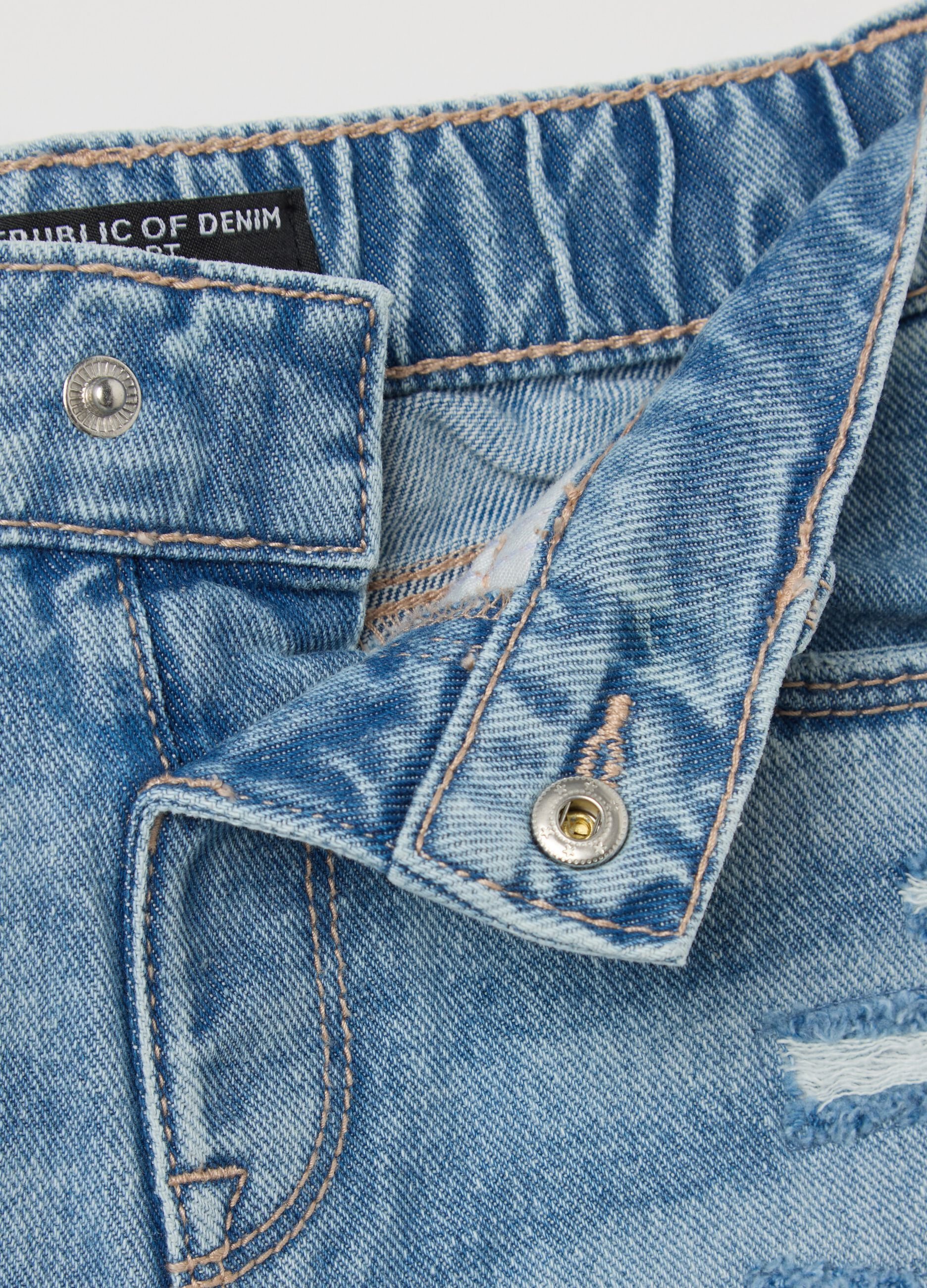 Denim shorts with five pockets and abrasions