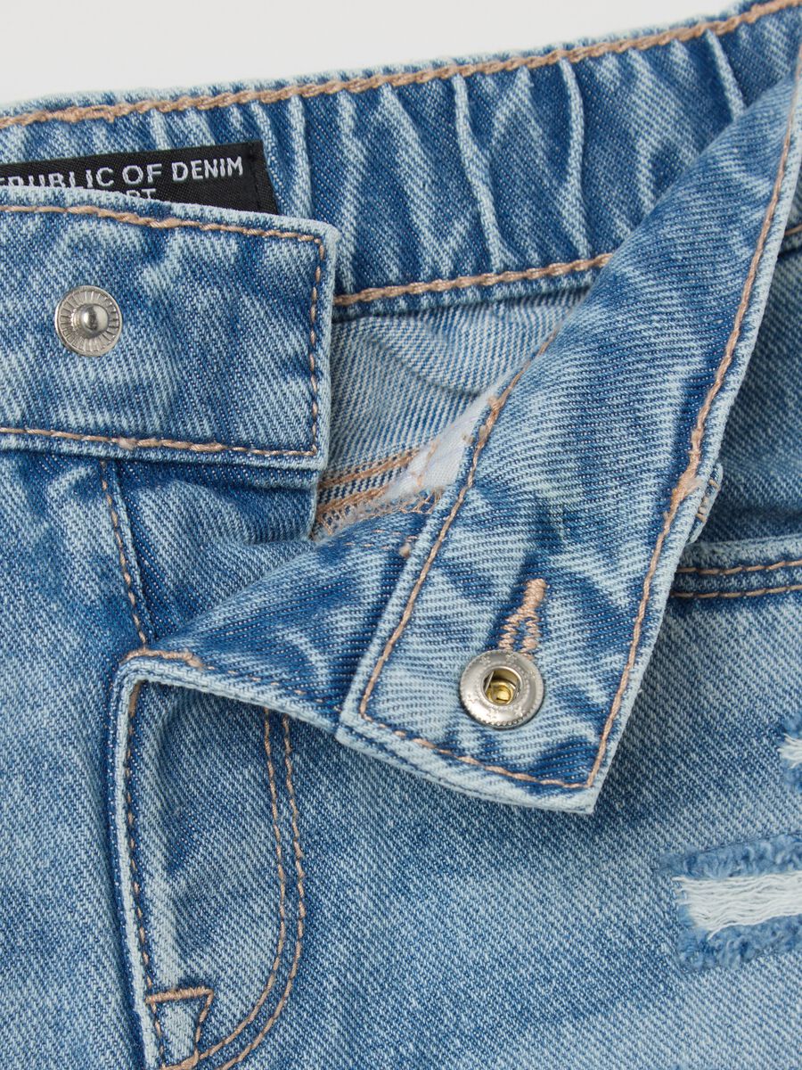 Denim shorts with five pockets and abrasions_2
