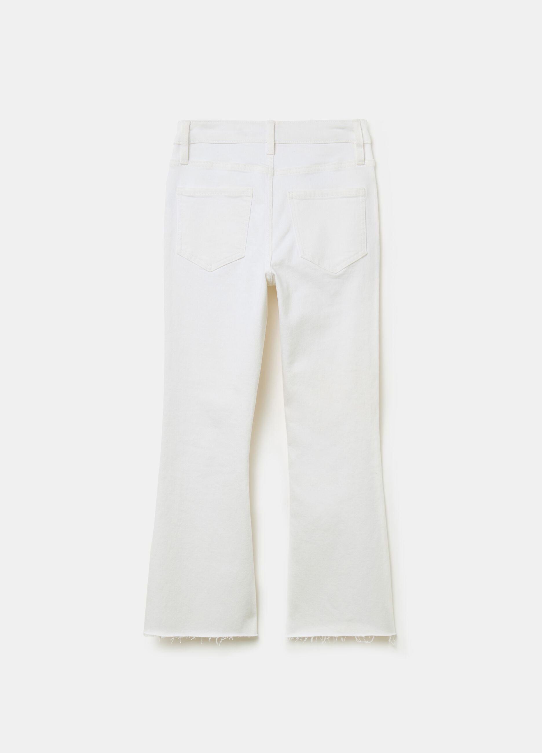 Jeans flare fit crop con orlo a vivo