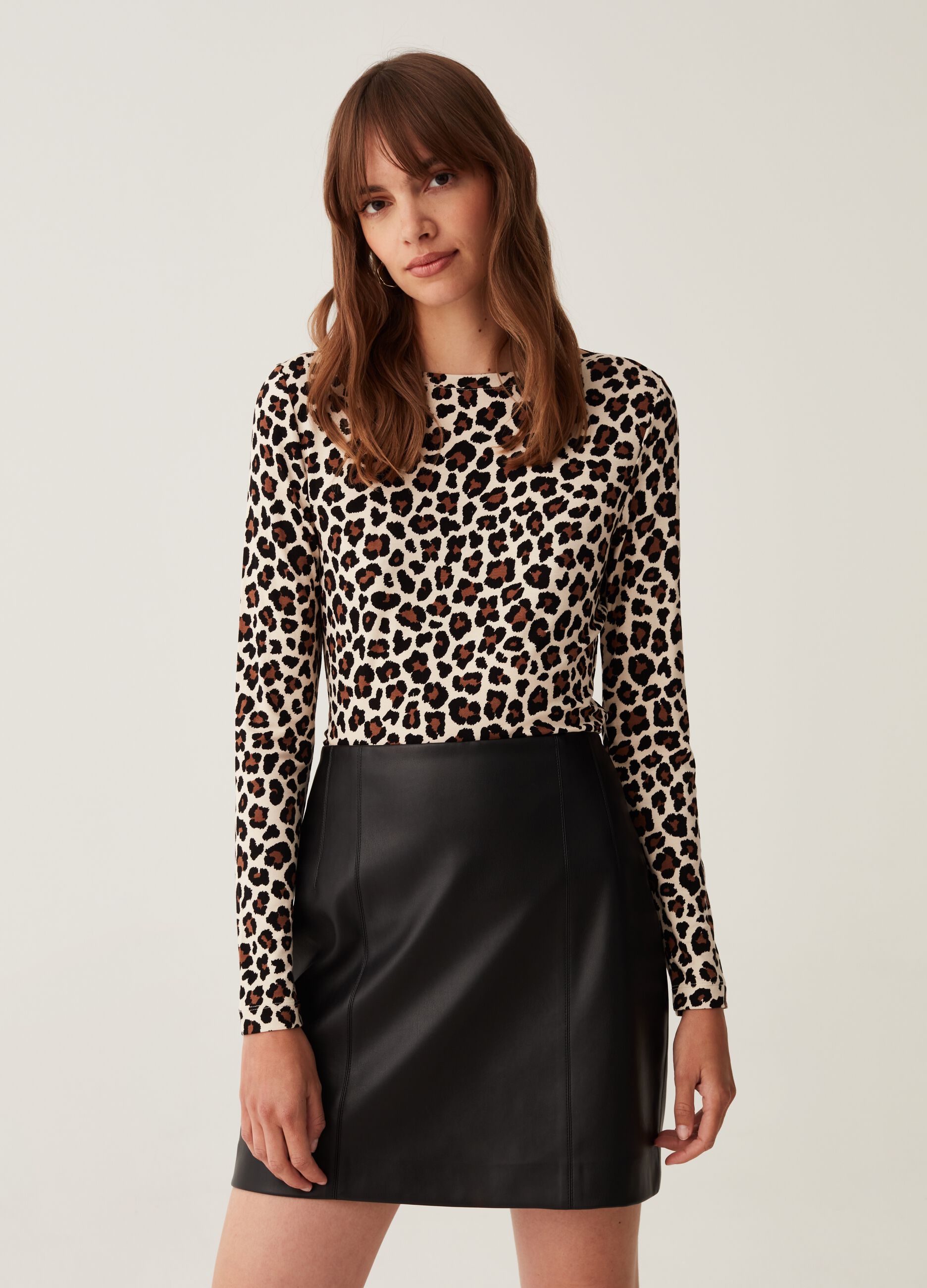 T-shirt animalier con scollo a barca_0