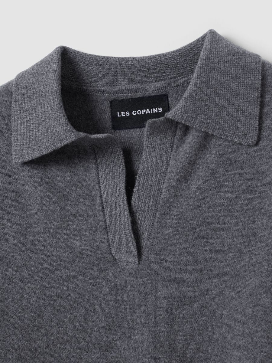 Maglia grigia in pura lana con colletto polo over fit_5