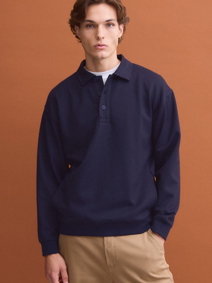 Felpa blu in tessuto elasticizzato con collo polo relaxed fit_0