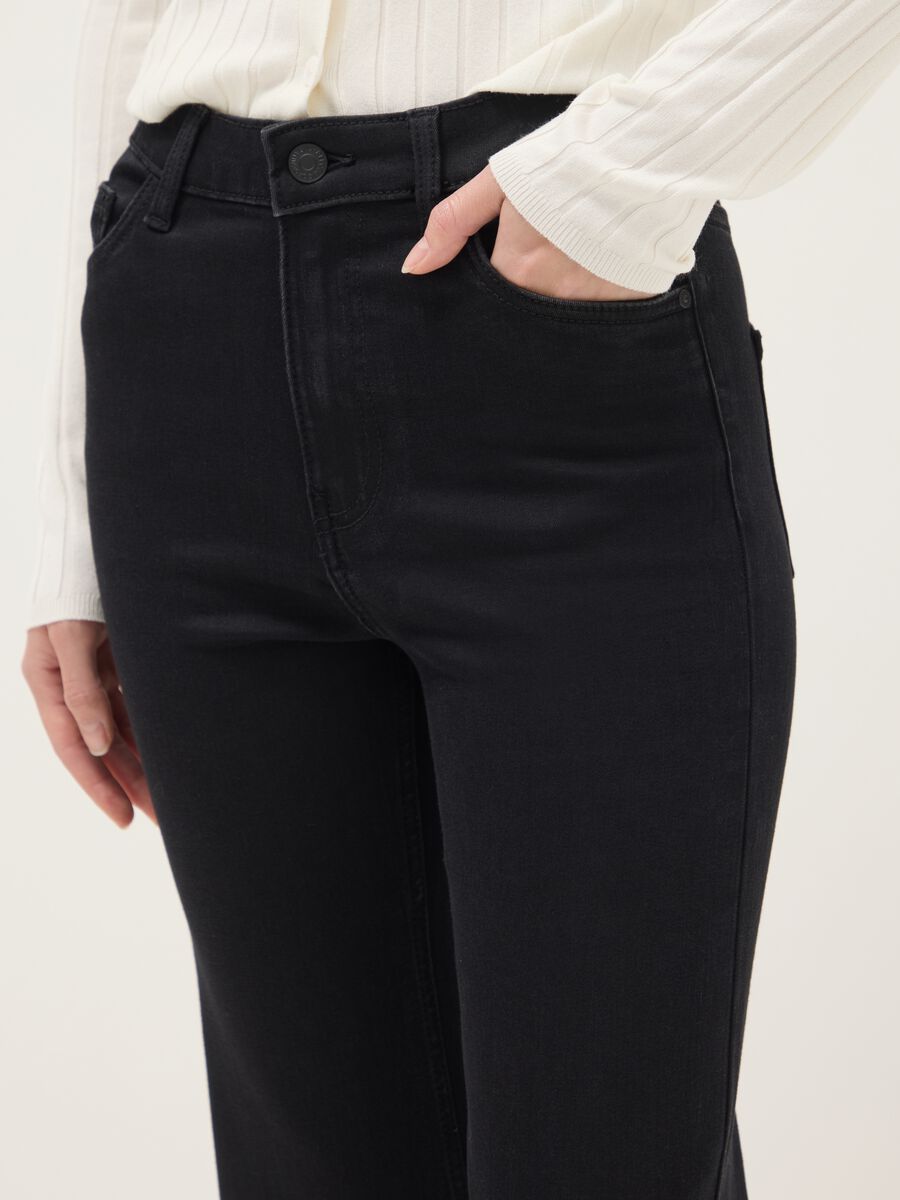Black denim jeans with bootcut fit_3