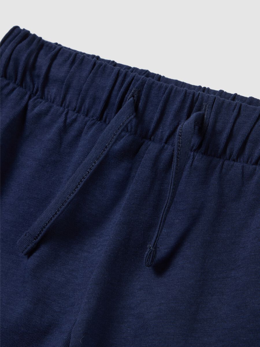 Completo estivo da bambina in puro cotone bianco regular fit e pantaloncini blu_2