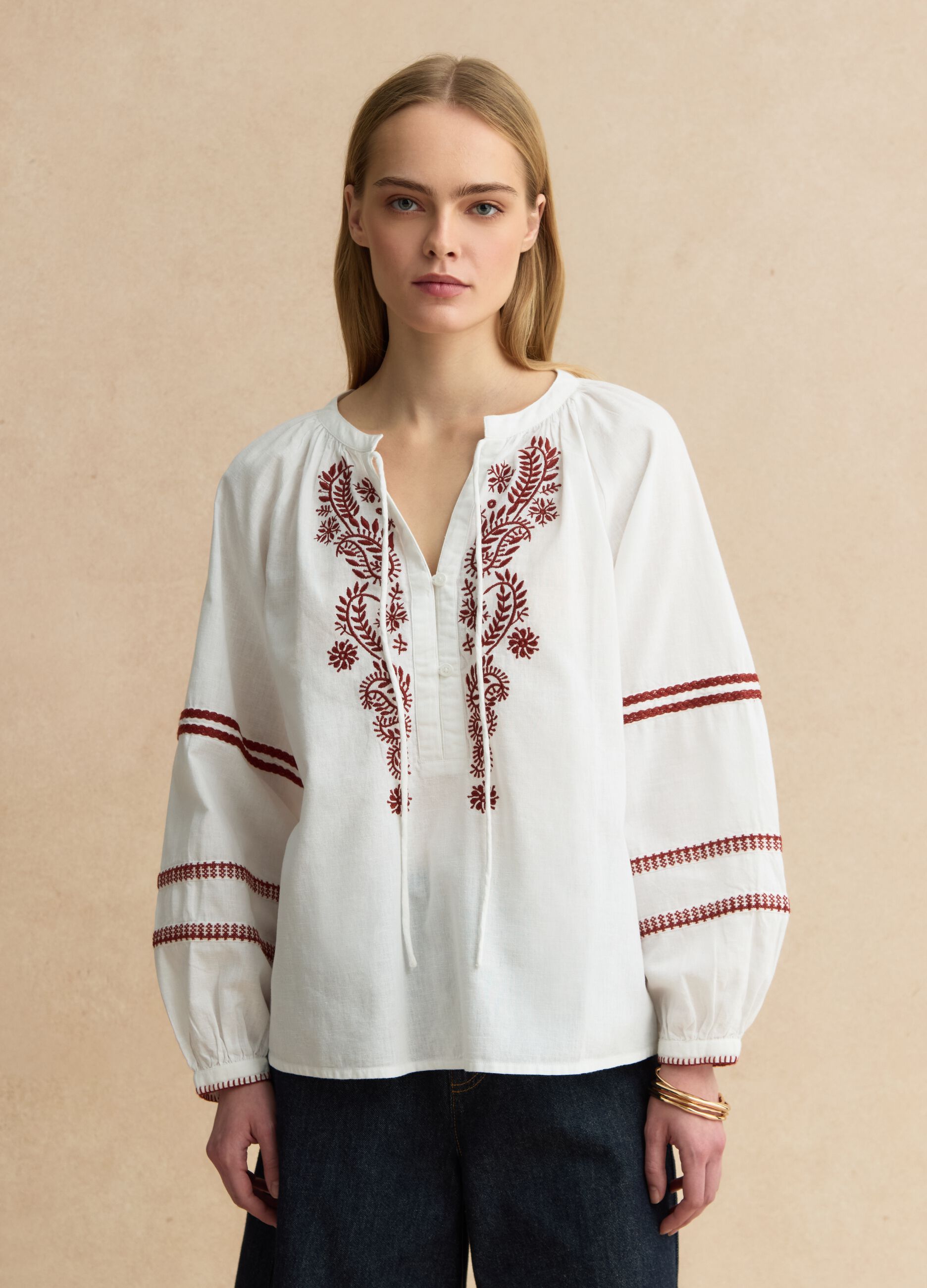 Camicia in misto cotone e lino bianca regular fit con ricami floreali