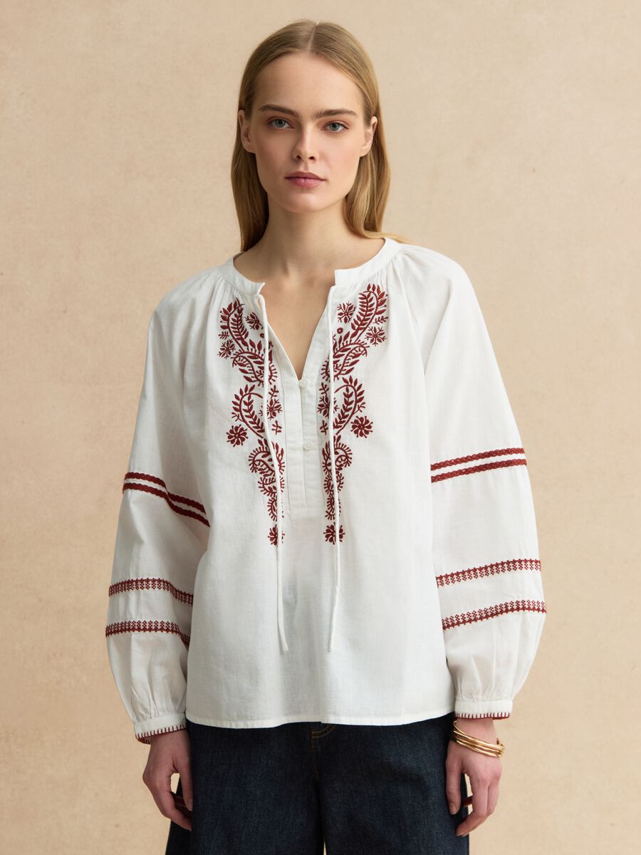 Camicia in misto cotone e lino bianca regular fit con ricami floreali_1