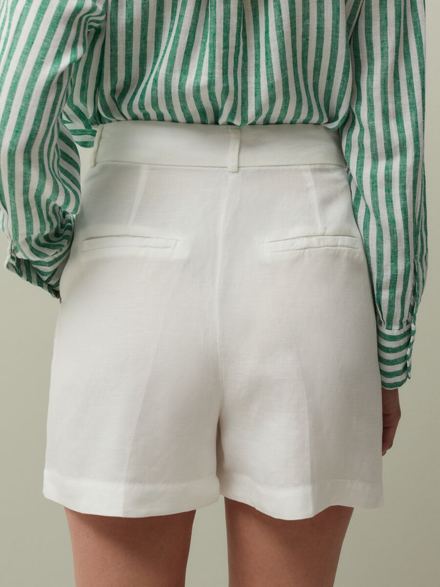 Shorts in lino e viscosa con pinces_2