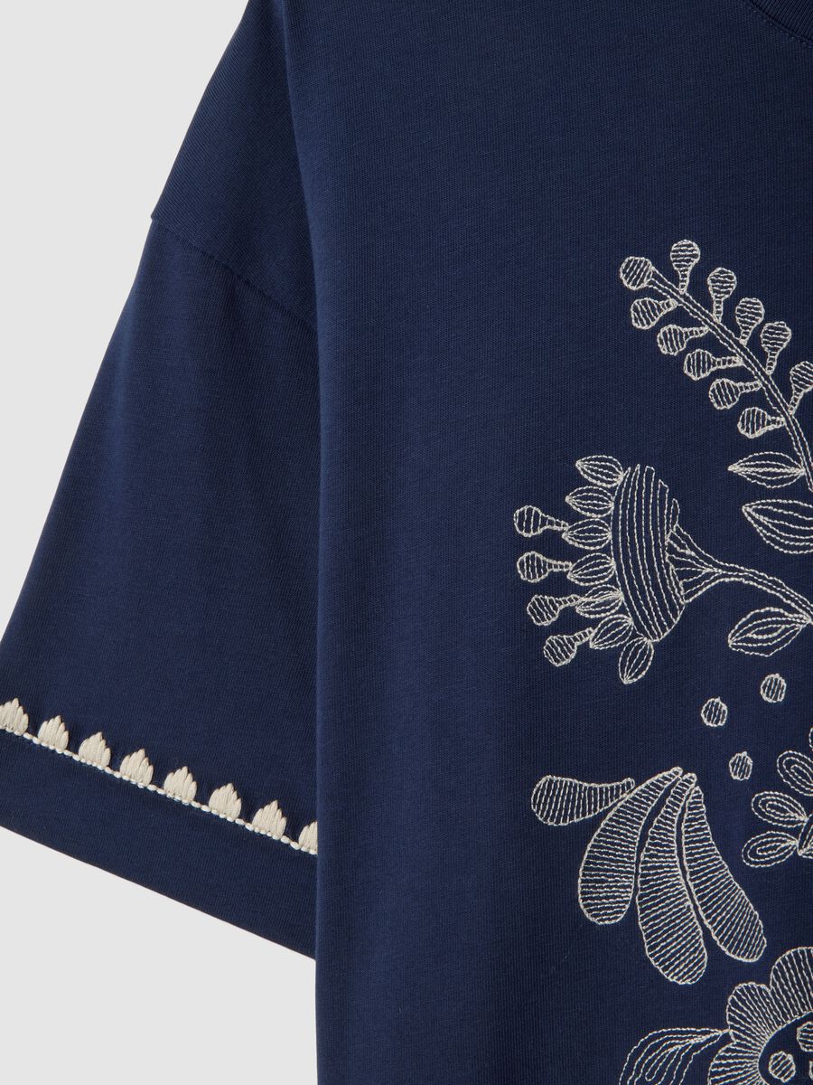 T-shirt in puro cotone blu boxy fit con ricamo_5