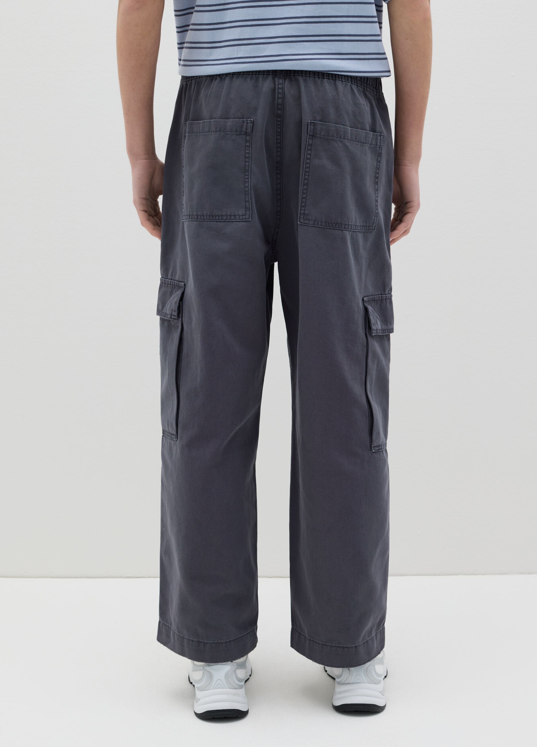 Wide-leg cargo joggers with drawstring