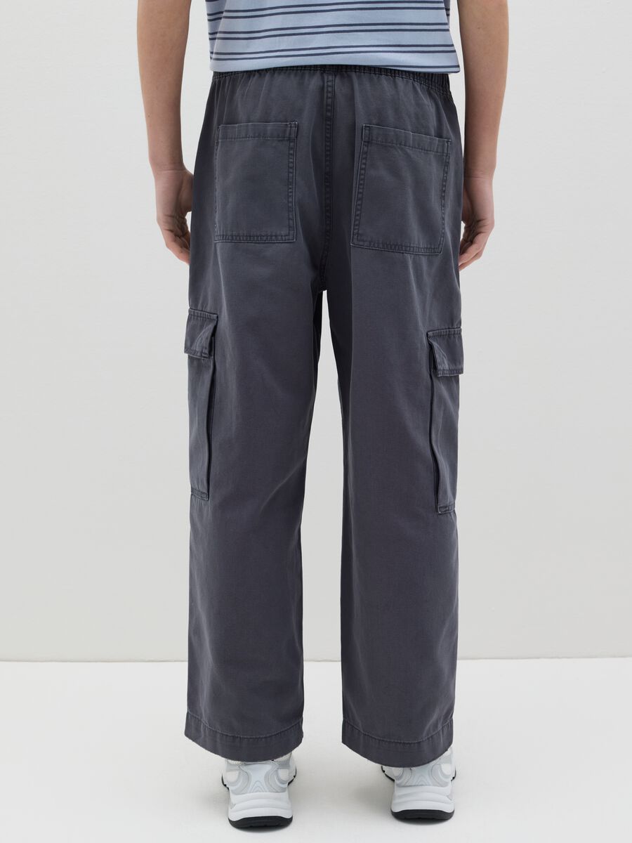 Wide-leg cargo joggers with drawstring_3