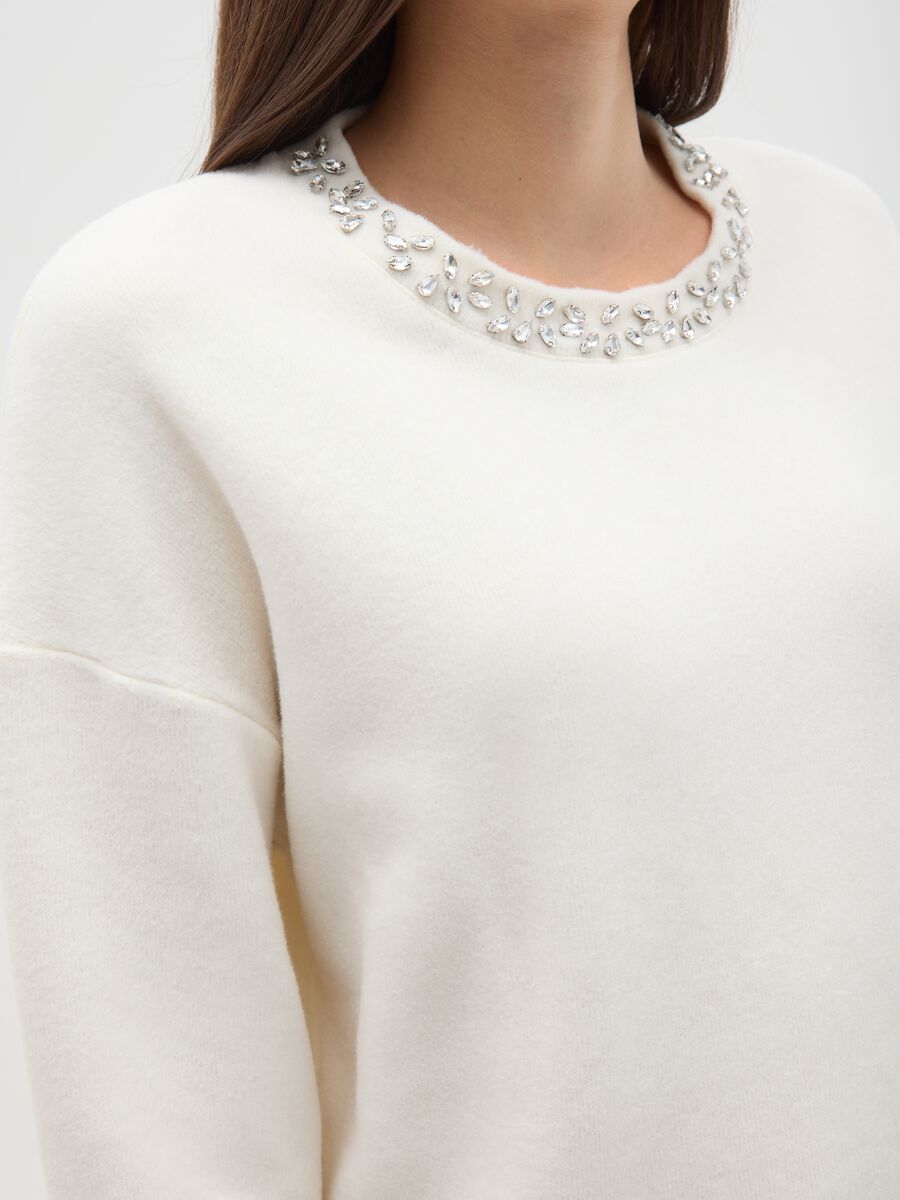 Maglia bianca in misto cotone regular fit con collo decorato_3