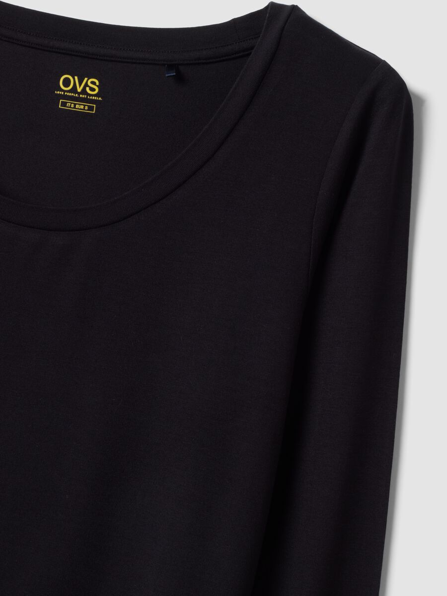 T-shirt nera in viscosa elasticizzata con girocollo slim fit_5
