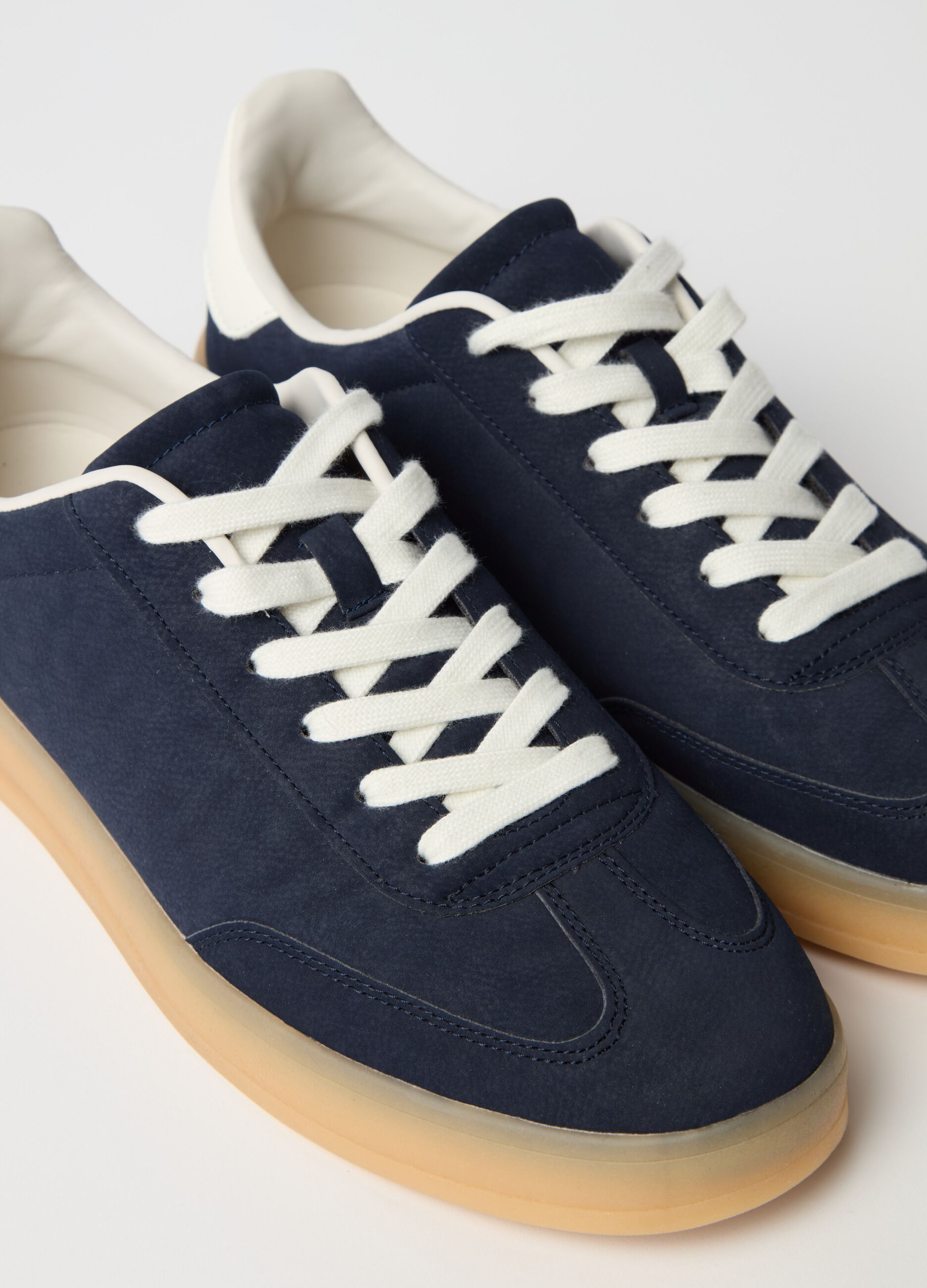 Sneakers with laces