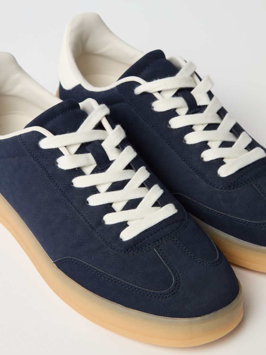 Sneakers with laces_1