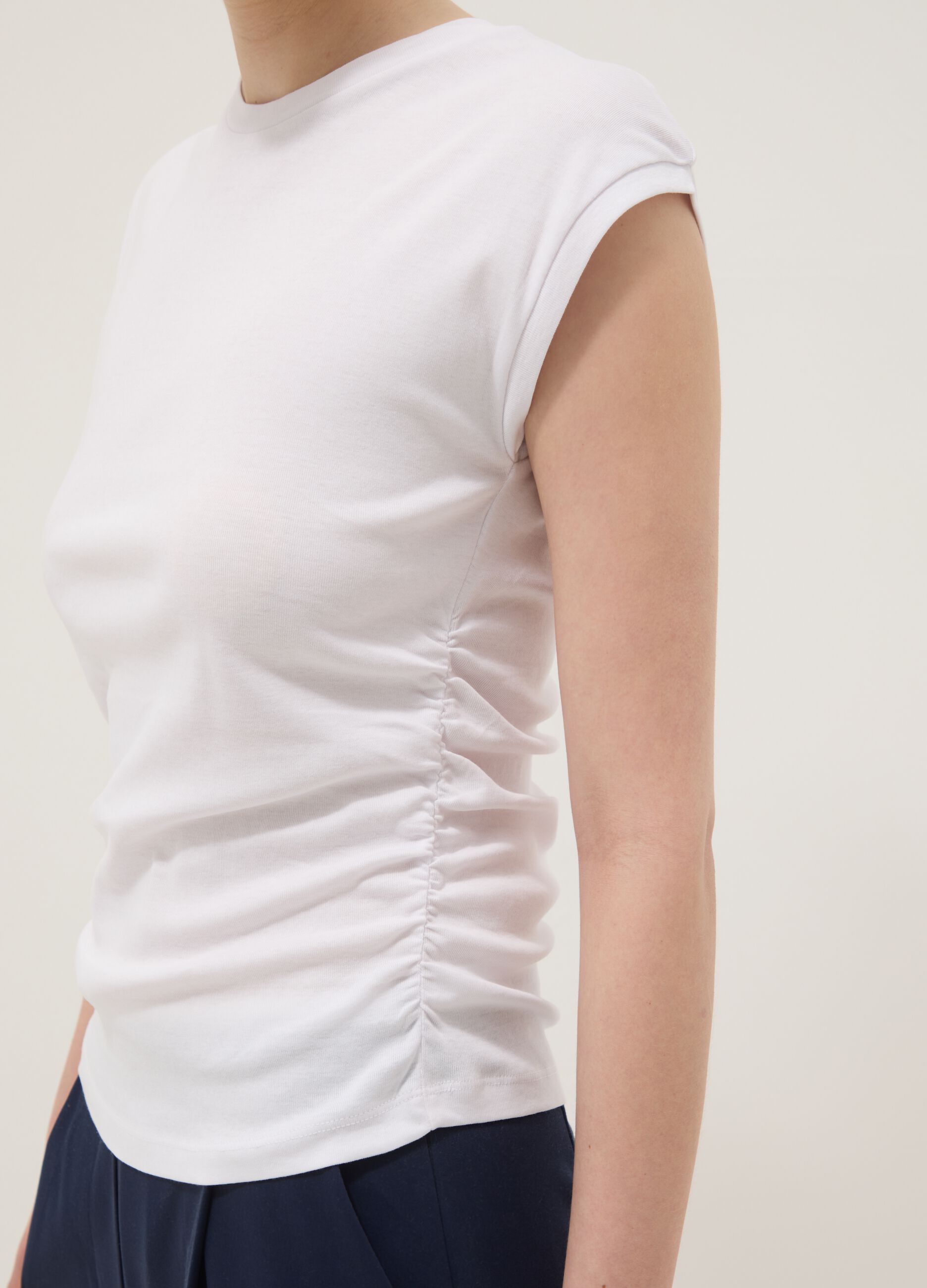 White pure cotton tank top with side ruching, regular fit