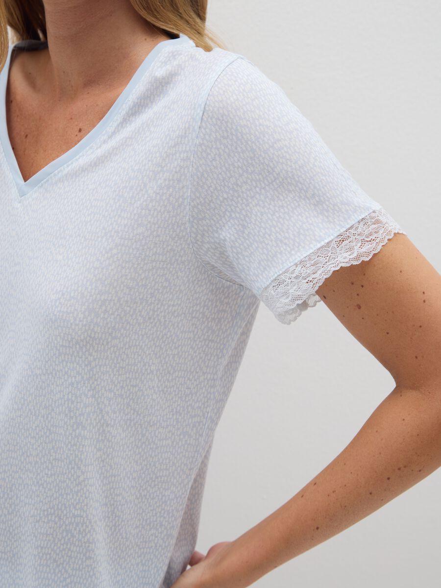 T-shirt pigiama in viscosa con fantasia bianca e azzurra_3
