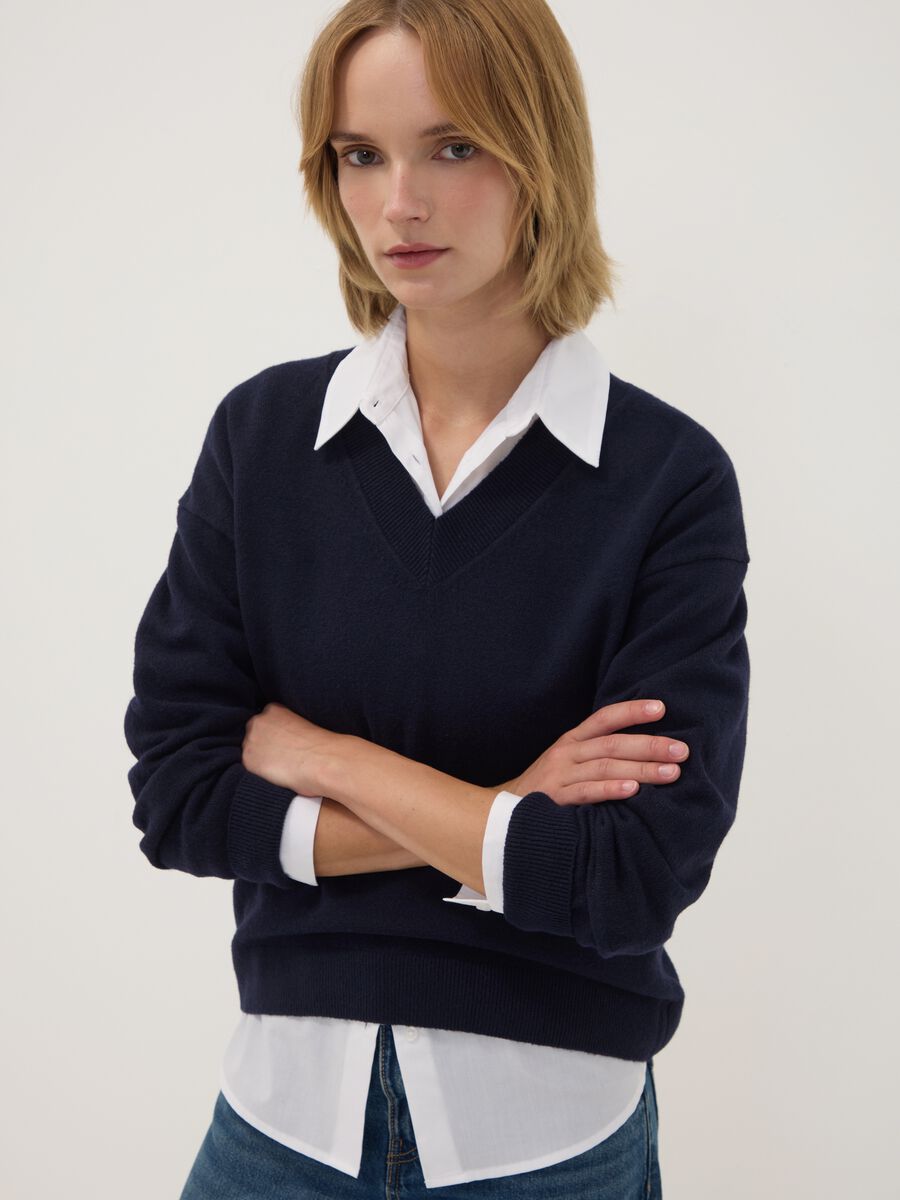 Blue stretch wool jumper with deep V-neck, regular fit_2