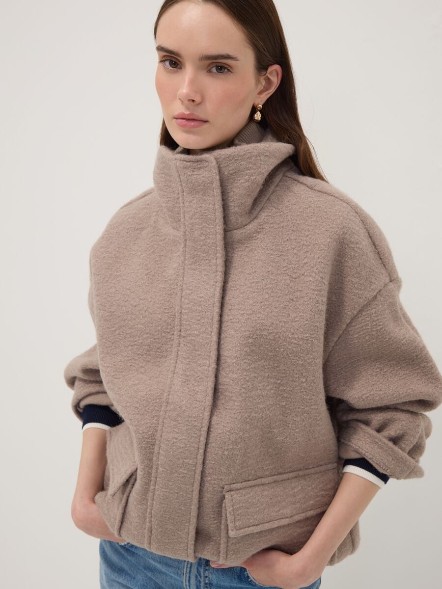 Giacca beige regular con collo alto e tasche applicate_0