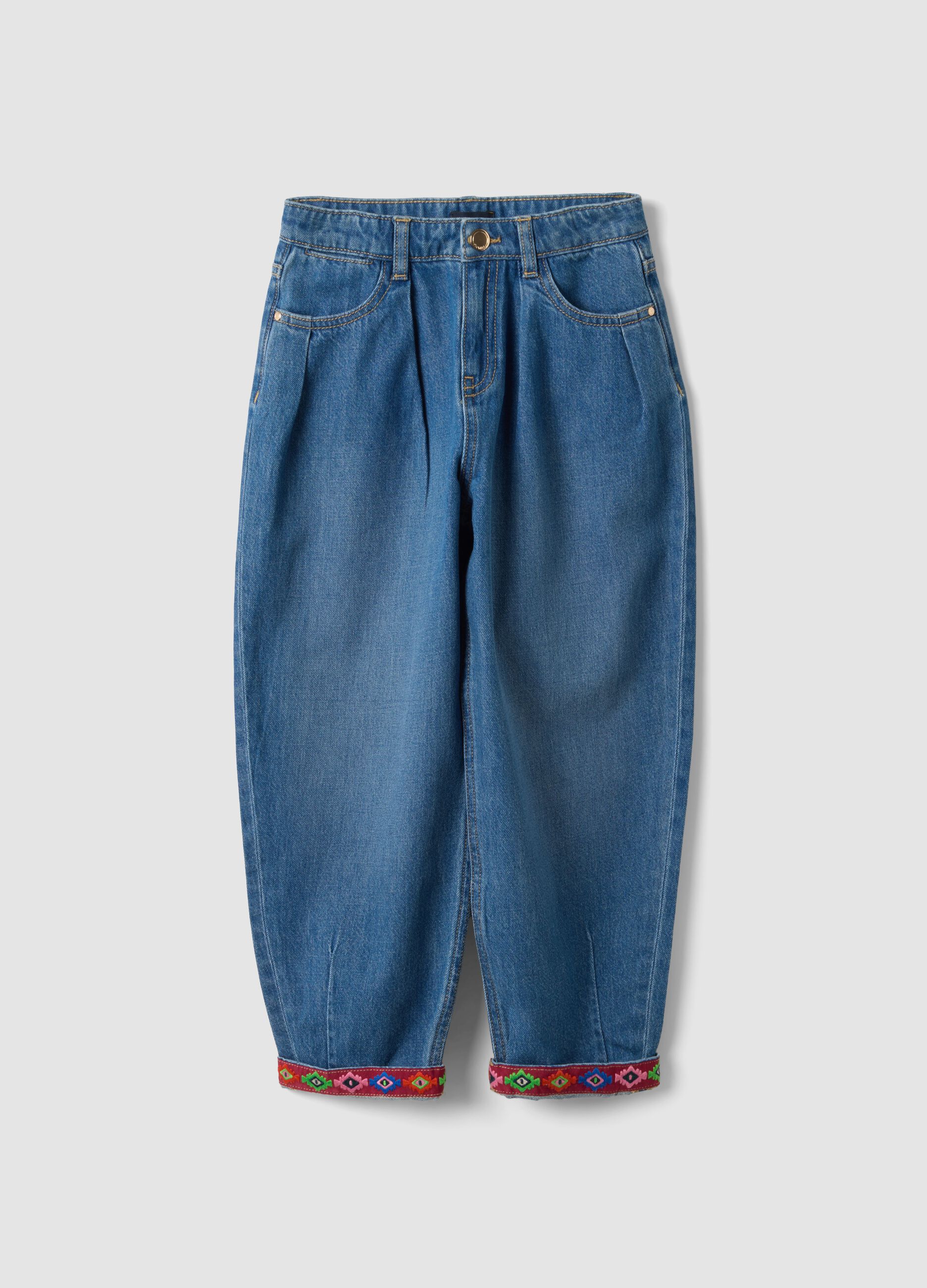 Jeans blu baggy in puro cotone con risvolto ricamato per bambina