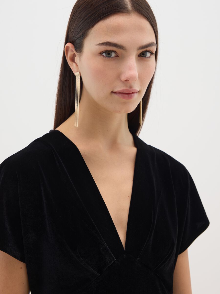 Long black dress with deep V-neck and regular fit long sleeves_3