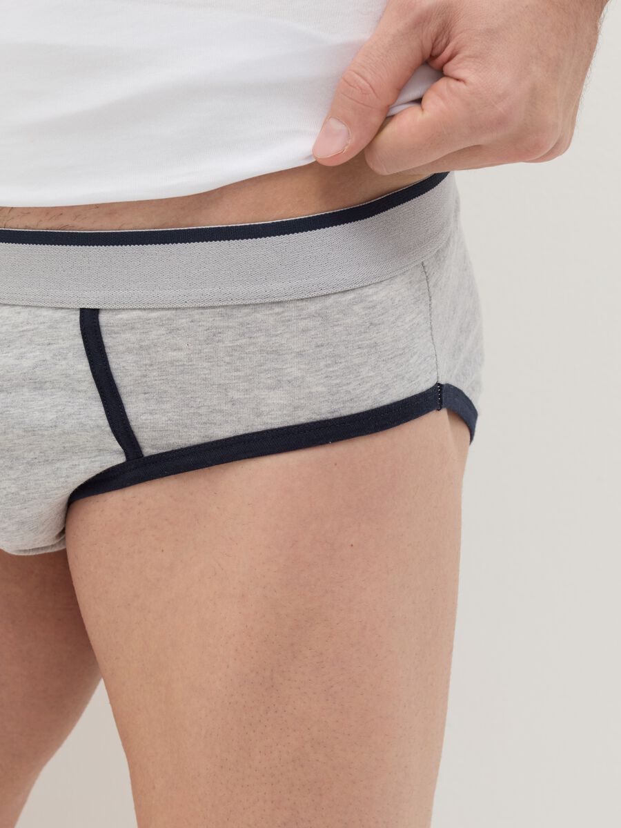 Stretch briefs with contrasting details_2