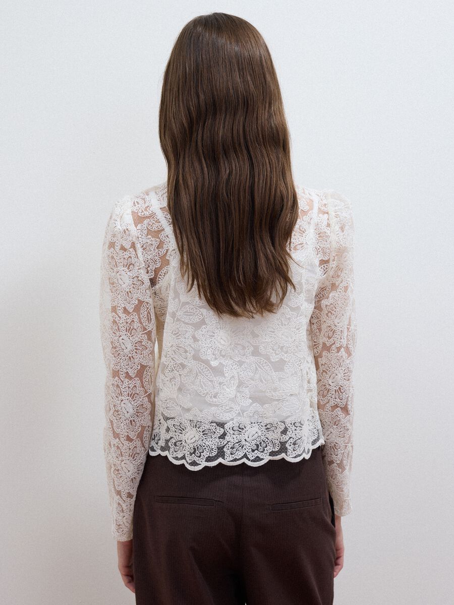 White cotton-blend blouse with floral lace, slim fit_3