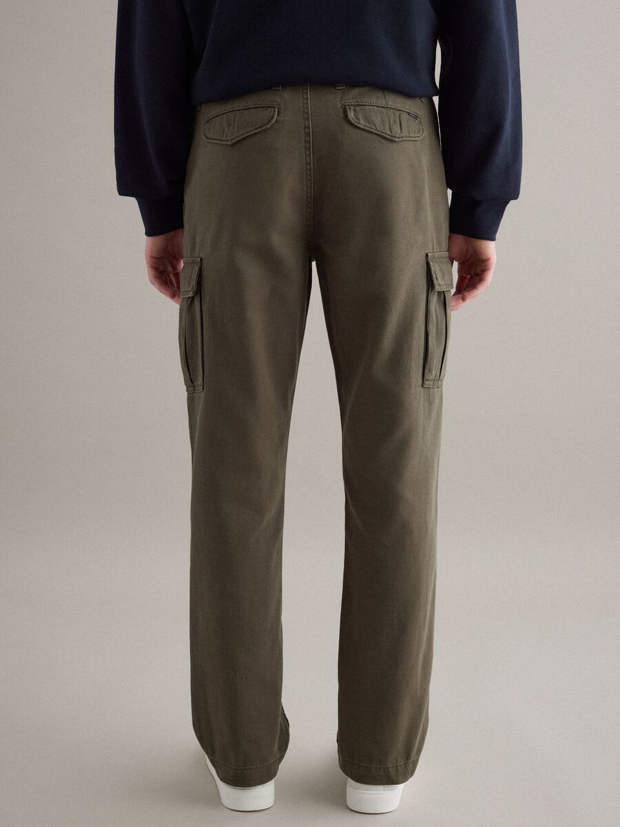 Green regular fit cotton and linen cargo trousers_2