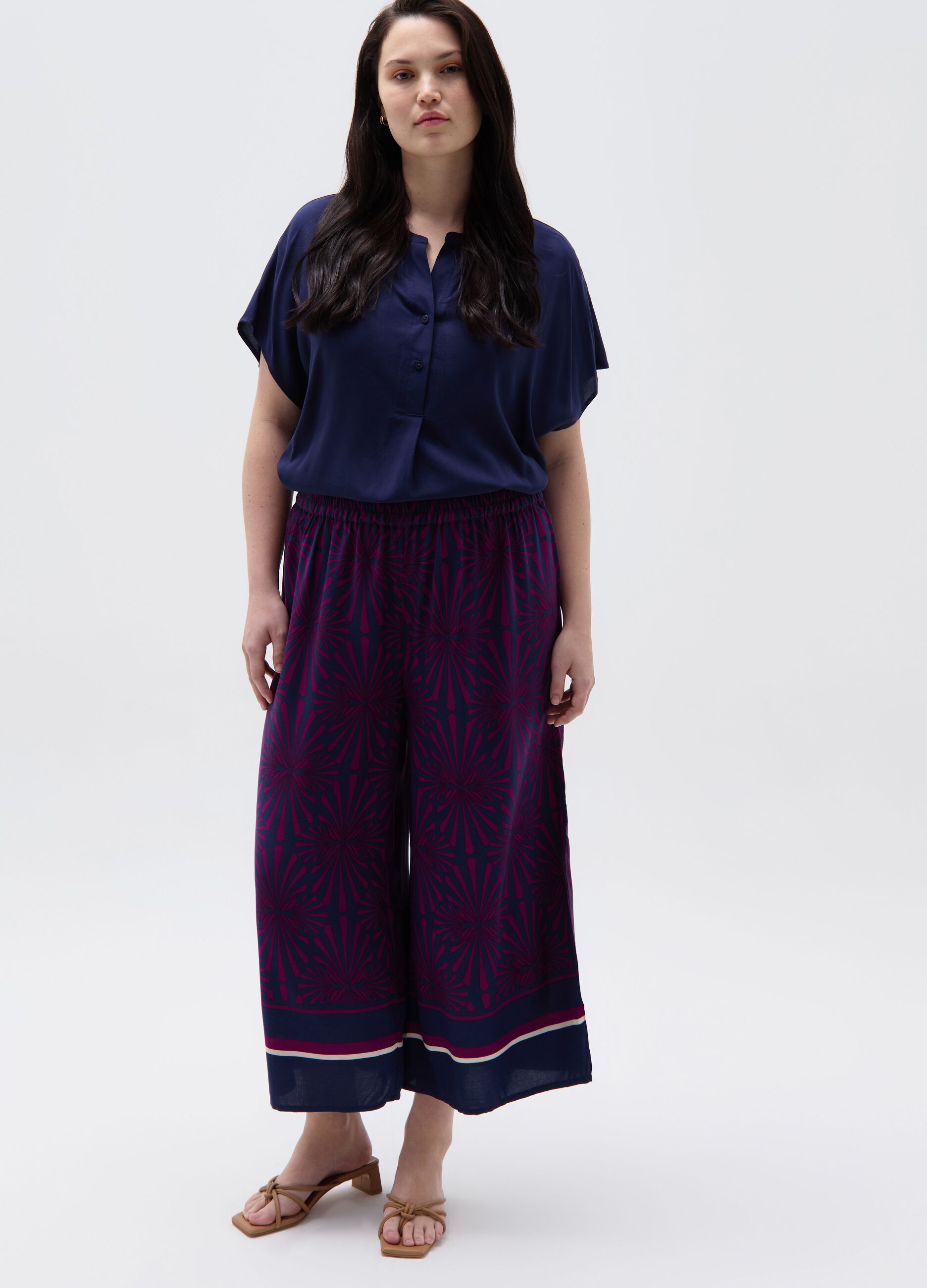 Curvy wide-leg crop trousers with print