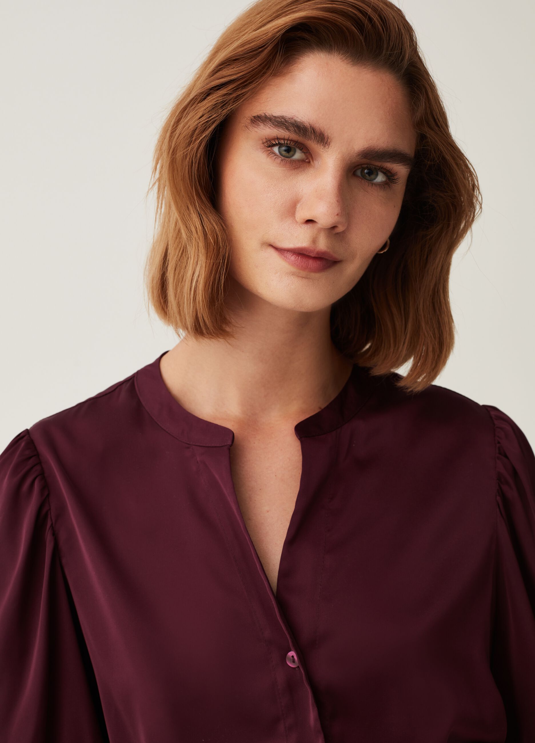 Camicia in satin con collo alla coreana
