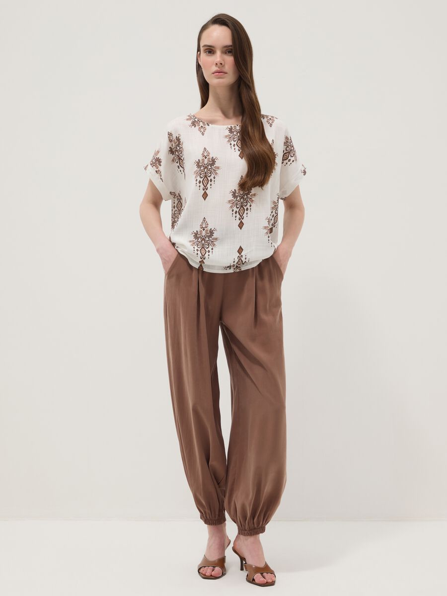 Blusa bianca in pura viscosa con stampa marrone regular fit_2